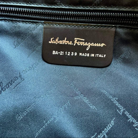 SALVATORE FERRAGAMO LAVENDER GANCINI SHOULDER BAG/PURSE - Picture 8 of 15